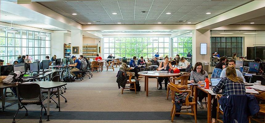 在大学图书馆学习的学生.